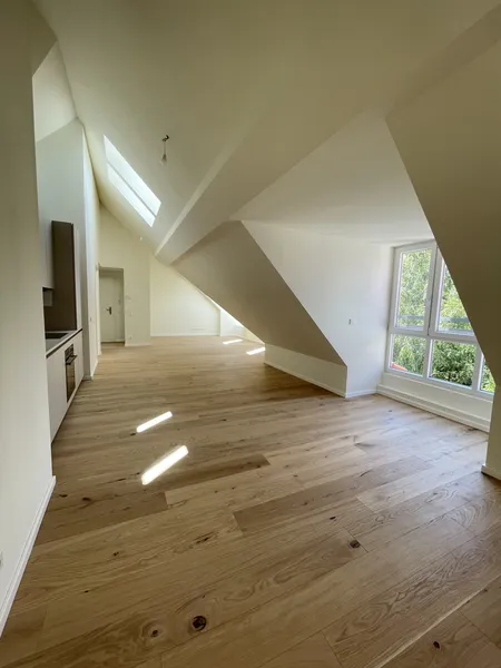 Dreizimmerwohnung im Dachgeschoss mit Einbauküche — photo 1